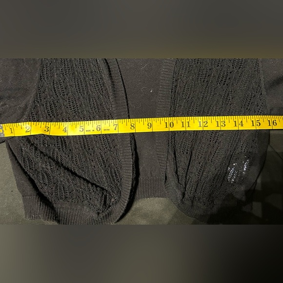 Black Peter Nygard Women’s Large Cable Knit Shrug. - Picture 5 of 6